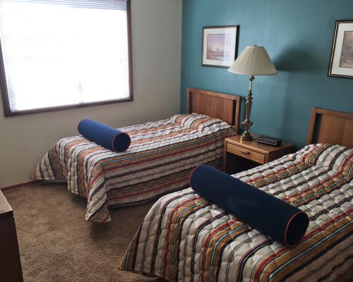 A WELL FURNISHED BEDROOM WITH TWIN BEDS.