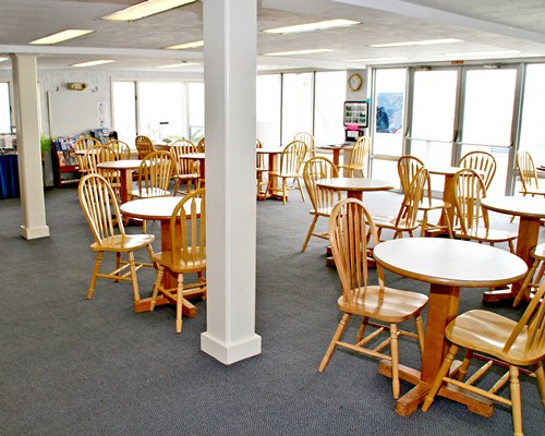 A well furnished indoor restaurant.
