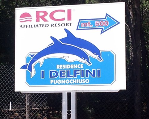 A signboard shows the way of the dolphin house.