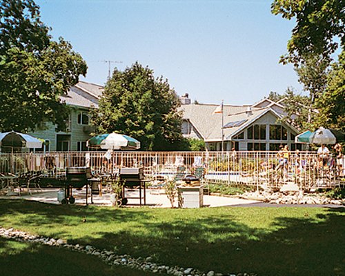 Exterior view of Waterbury Inn with picnic area.