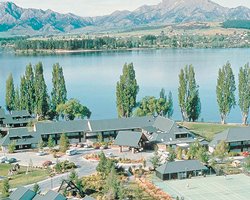 An aerial view of Edgewater Club and waterfront.