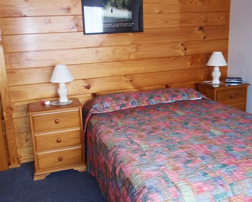A well furnished bedroom with two lamps.