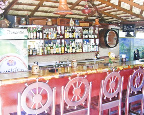 Bar with a bar counter at Club Villas Jazmin.