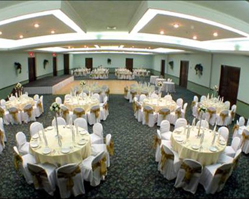 A well furnished indoor restaurant.