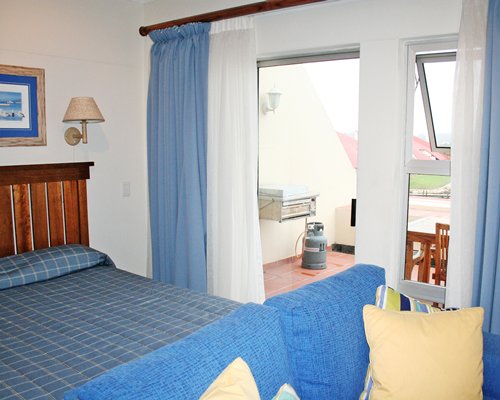 A well furnished bedroom with patio.