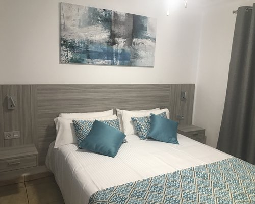 A well furnished bedroom with twin beds.
