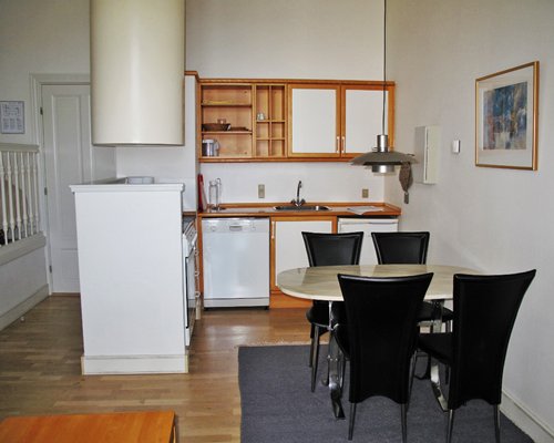 A well equipped kitchen and dining area.