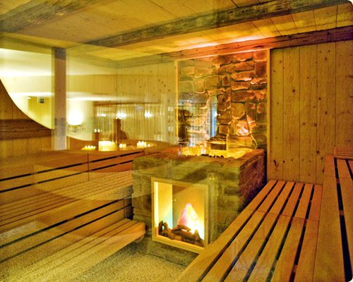A sauna with a fireplace at the Hotel Neue Post.