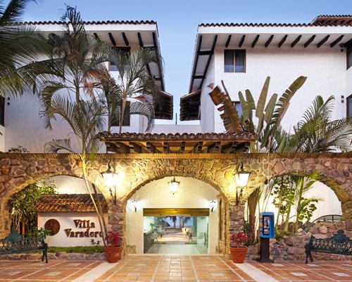 Entrance to the Villa Varadero with palm trees.