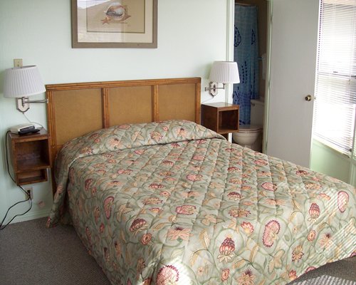 A well furnished bedroom with a queen bed.