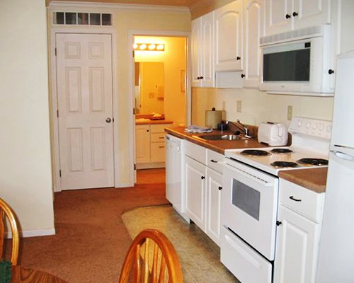 A well equipped kitchen and dining area.