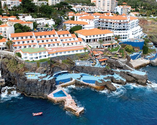 An aerial view of Roca Mar Sports and Country Club alongside the ocean.