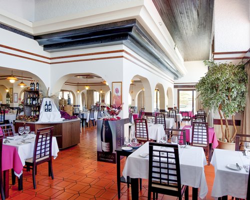 An indoor restaurant and bar at Roca Mar Sports and Country Club.