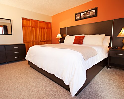A well furnished bedroom with queen bed.