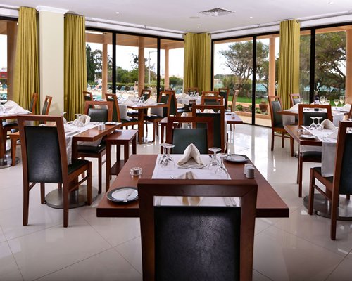 A well furnished indoor restaurant at Hotel Ap. Vila Gale Atlantico.