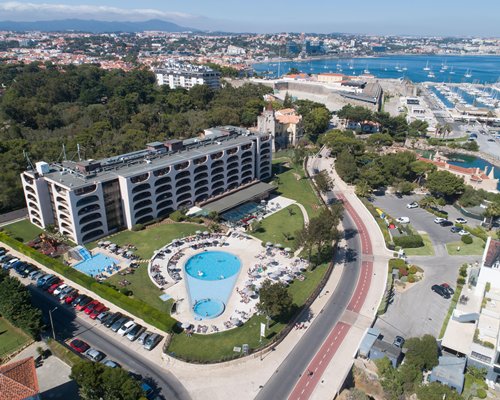 Exterior view of Hotel Ap Vila Gale Village Cascais at dusk.