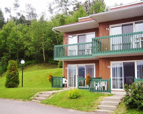 Street view of the Chalets Sur Le Fjord resort.