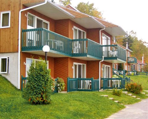 Exterior view of the Chalets Sur Le Fjord resort.