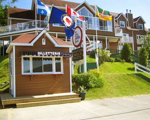 Street view of the Chalets Sur Le Fjord resort.