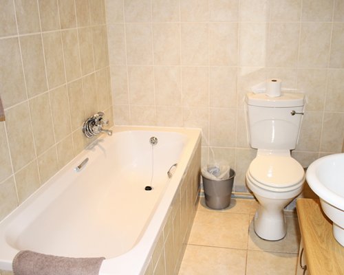 A bathroom with a bathtub.