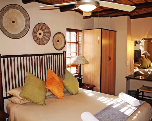 A well furnished bedroom.