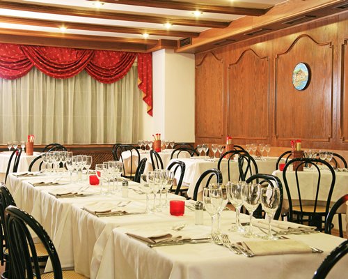 Indoor restaurant at Domina Home Miramonti.