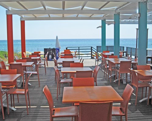 Outdoor restaurant at Residence Serra Degli Alimini 2 alongside the sea.
