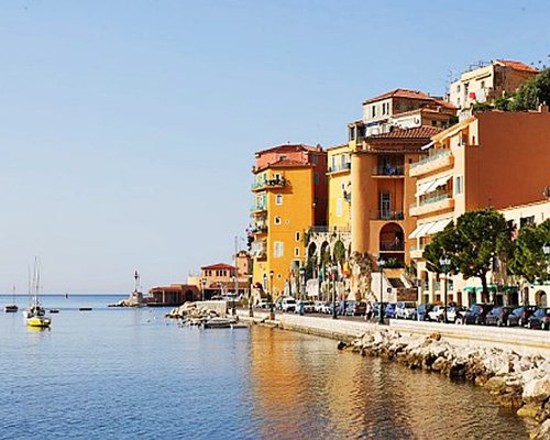 Exterior view of Maeva Le Palais de la Marine with parking lot alongside the sea.