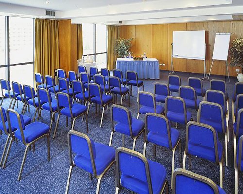 A well furnished indoor conference hall.