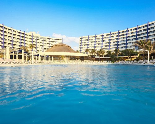 Golden Shores &amp; Crown Paradise Club Cancún