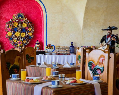 Indoor restaurant at Golden Shores & Crown Paradise Club Cancun.