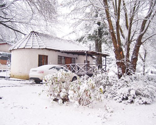 Exterior view of a unit at Kings Lodge Hotel during winter.