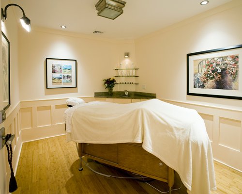 A well furnished spa room.