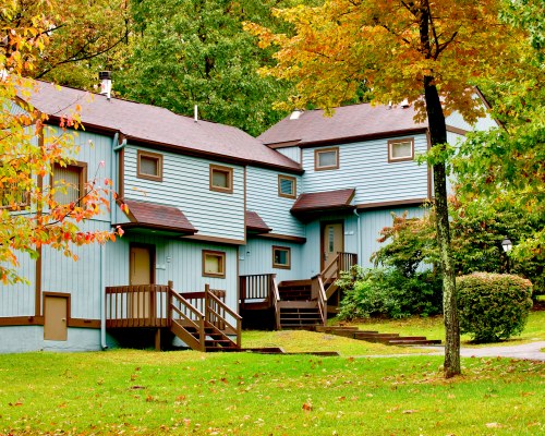 EXTERIOR VIEW OF THE RIDGE TOP RESORT.