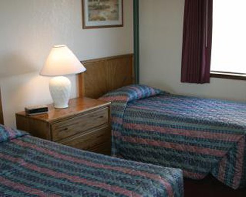 A well furnished bedroom with two twin beds.