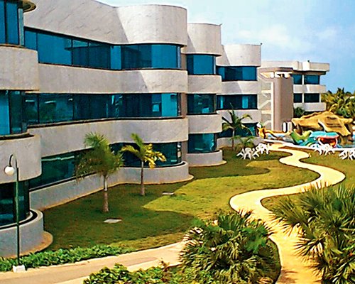 Scenic exterior view of the Islas del Sol Morrocoy Resort.