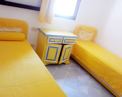 A well furnished bedroom with two twin beds.
