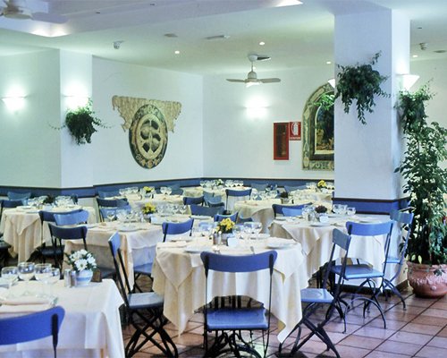 A well furnished indoor restaurant.