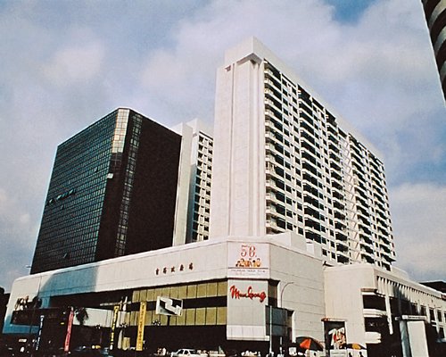 A street view of a multi story resort building.