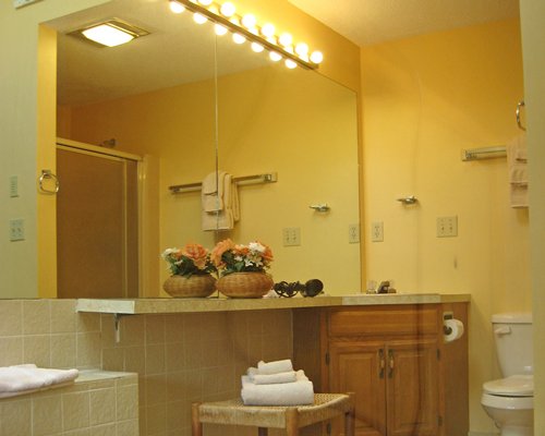 A bathroom with a sink vanity.