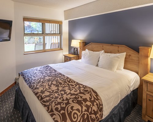A well furnished bedroom with a queen bed.