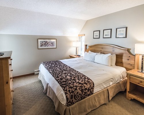 A well furnished bedroom with a queen bed.