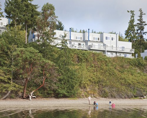 Scenic exterior view of WorldMark Discovery Bay alongside a lake.