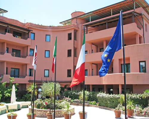 A ground view of Residence Pietre Rosse.