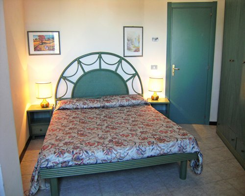 A well furnished bedroom with two lamps.