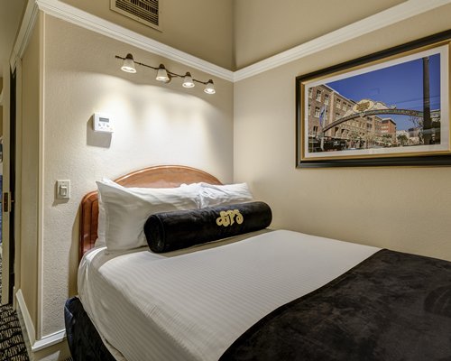 Gaslamp Plaza Suites