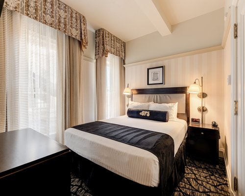 Gaslamp Plaza Suites