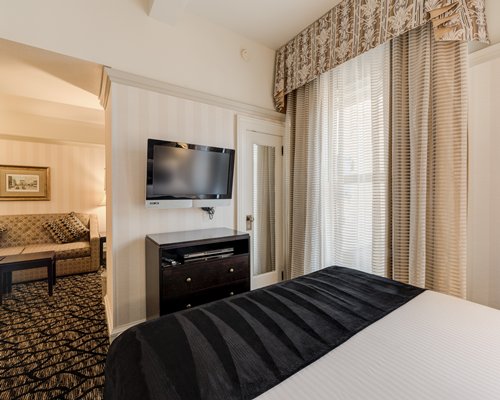 Gaslamp Plaza Suites