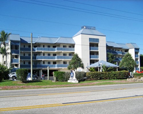 Exterior view of multiple unit balconies at Mariner'S Boathouse And Beach Resort.