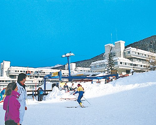 A view of snow skiing near the Residence Il Vigo di Marilleva resort.